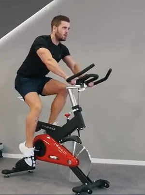 Finnlo Speedbike CRT Test Mann trainiert auf Finnlo Speedbike CRT